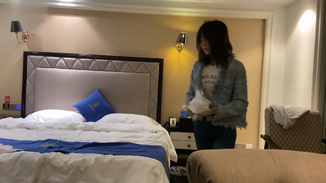 推车探花挑逗勾引花季少女惨遭无套2024101301