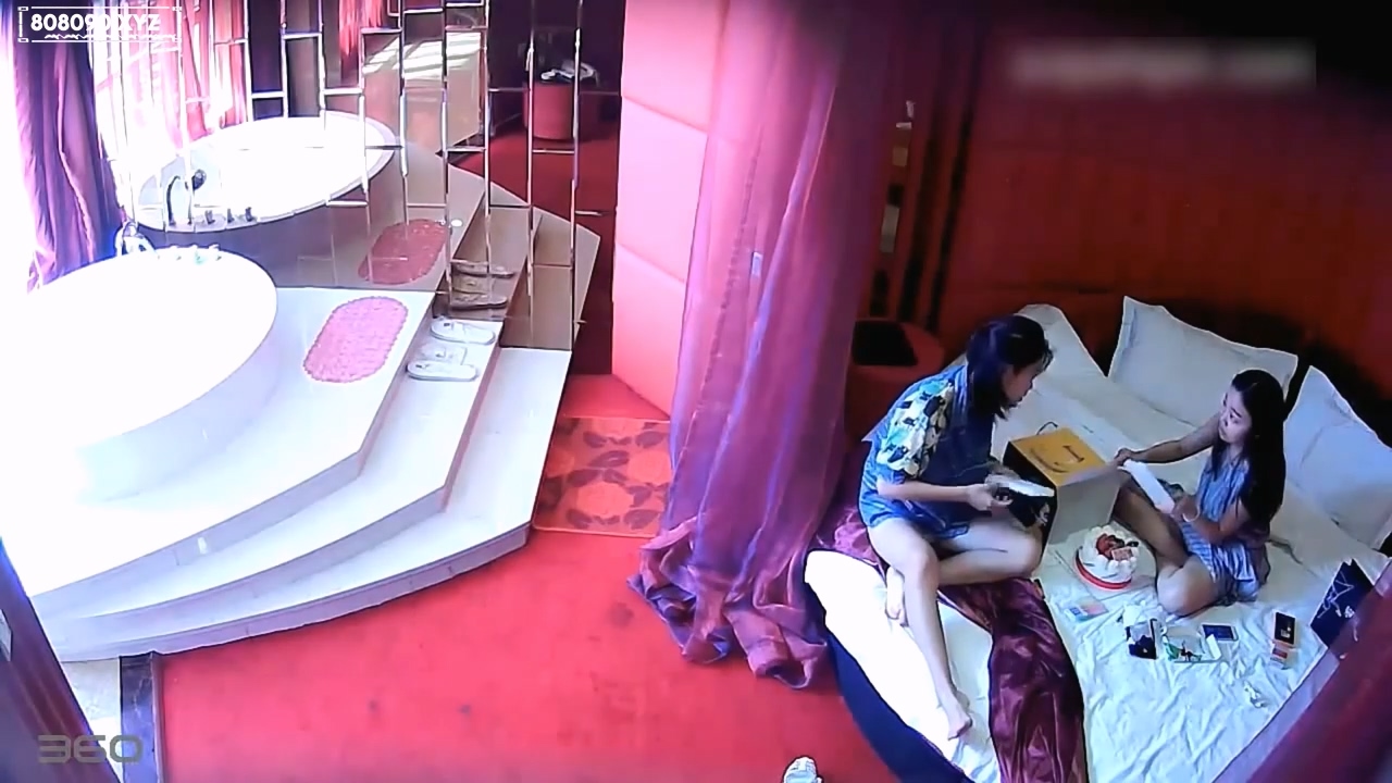 酒店偷拍两个感情很好的女同小姐姐开房玩耍20251109